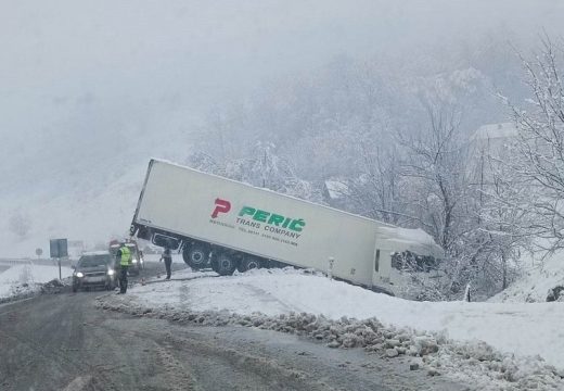 Kamion sletio s ceste između Žepča i Maglaja