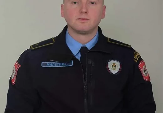 Policajac pronašao, vratio i obradovao vlasnika novčanika u kojem su bili dokumenti i 500 KM