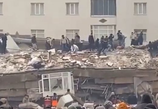 LJudi Panično iskakali kroz prozore da ne budu zatrpani pod ruševinama