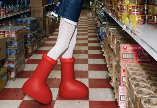 Ogromne klovnovske čizme uskoro na tržištu i koštaće „masno“ (VIDEO)