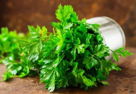 Ne bacajte stabljike svježeg začinskog bilja! Evo kako možete da ih iskoristite u kuhinji