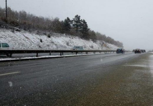 Iz AMS RS upozoravaju: Vozite oprezno, moguća poledica na cestama