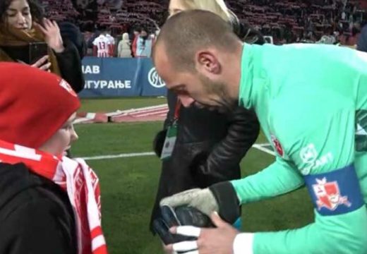 Ranjeni dječak sa KiM došao na Marakanu, Borjan ga iznenadio poklonom (VIDEO)