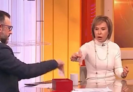 Doktorka u programu uživo uzela piškotu i prezervativ, scena pokrenula lavinu (Video)