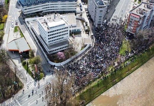 Više stotina građana tražilo ostavku Šmita