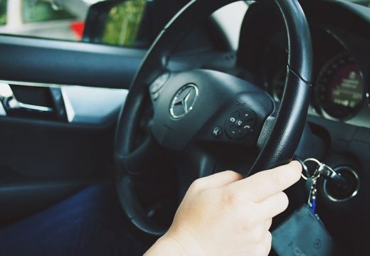 Mahali mu prolaznici, ali uzalud: Vozač vjerovao navigaciji, pa ostao zaglavljen