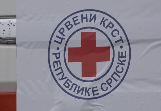 Mladi Crvenog krsta Bijeljina donirali sto i klupe za djecu u riziku