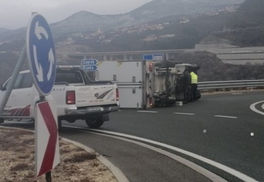 Žestoka bura prevrnula kamion, otežan saobraćaj (FOTO)