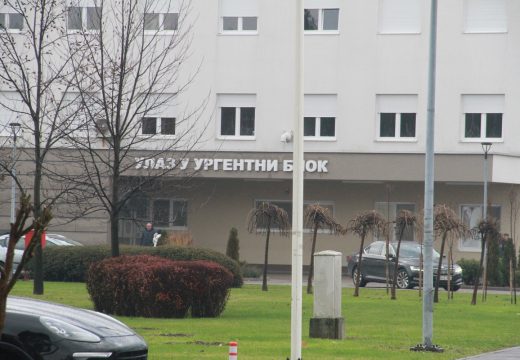 Djevojčica koja je skočila sa drugog sprata u stabilnom stanju