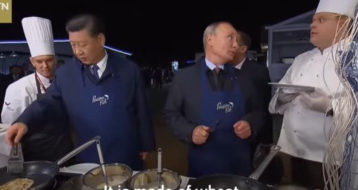 PUTIN I SI PRAVILI PALAČINKE : Nakon što su se počastili, lideri ih zalili votkom (VIDEO)