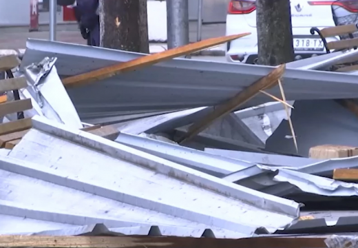 INCIDENT U CENTRU GRADA Sa zgrade pao lim, povrijeđeno 8 osoba (FOTO)