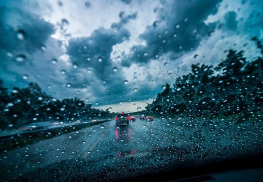 Vozači,oprez: Kolovozi mokri i klizavi ,mjestimično smanjena vidljivost zbog magle