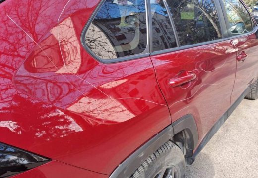 Oštećeni automobili novinara Nikole Morače i urednika portala Buka Aleksandra Trifunovića (FOTO)