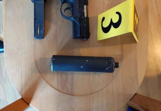 Pretresi i hapšenje u Bijeljini: Kod muškarca pronađeni droga i oružje (Foto)