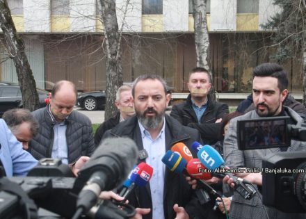 Vukelić: 49 poslanika diglo ruku za zakon koji guši slobodu govora