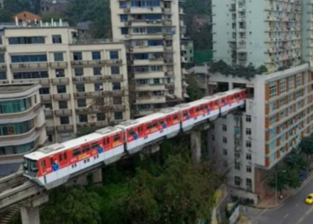 Pruga ide kroz stambenu zgradu: Stanica se nalazi između šestog i osmog sprata (Video)