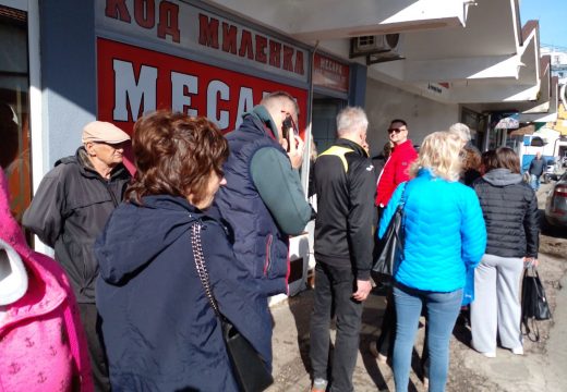 Ispred mesnica u Bijeljini velike gužve