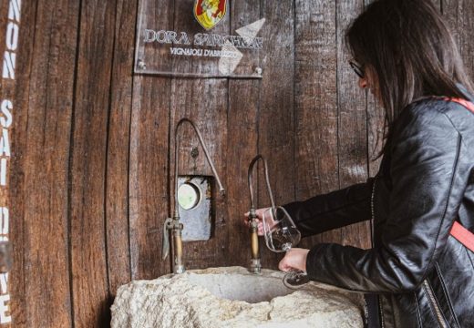 Fontana iz koje bez prestanka teče besplatno vino