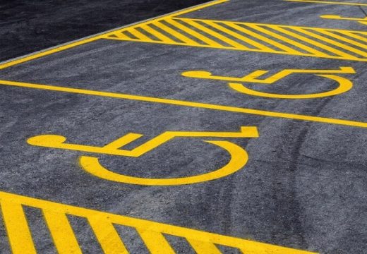 Kažnjen policajac koji je parkirao vozilo na mjesto za lica sa invaliditetom