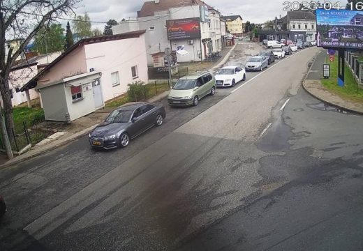 Vozači se upozoravaju na oprez zbog mokrih kolovoza