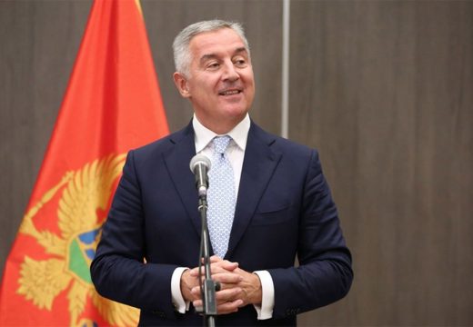 Đukanović podnosi ostavku