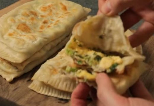 Lepinje punjene kajganom sirom i mladim lukom