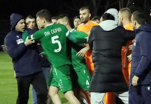 Tokom tučnjave na travnjaku treneru odgrizao prst