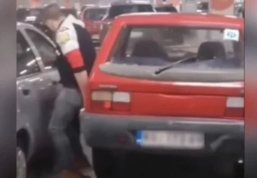 Pokazao kako parkira Jugu i postao hit na društvenim mrežama (Video)