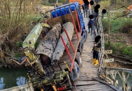 Most se srušio, kamion propao, a ljudi u šoku