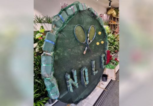 Ukras posvećen Noletu ispred cvjećare