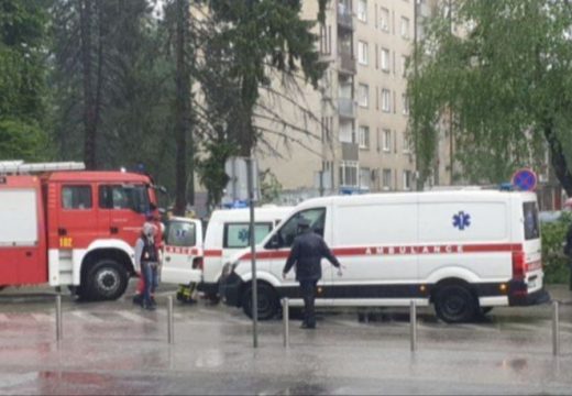 Žena na koju je palo drvo u teškom stanju