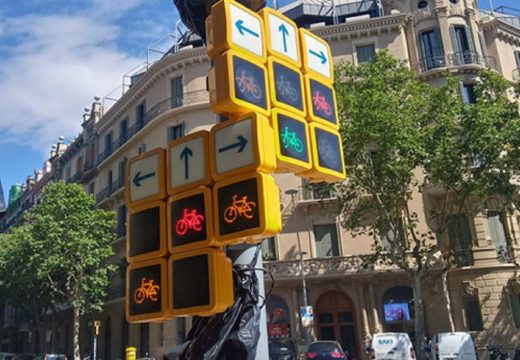 Semafor sa deset svjetala i šest različitih smjerova