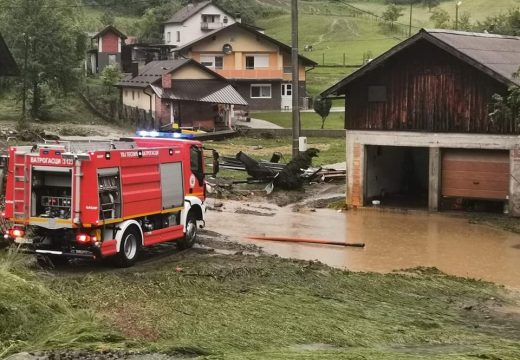 U jednoj kući voda bila viša od metar! (FOTO/VIDEO)