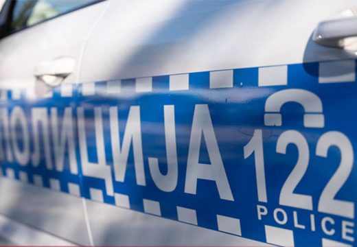 Sudar autobusa i automobila, auto završo u kanalu