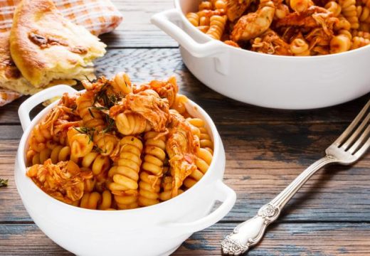 Prijedlog za danas: Slasna tjestenina s piletinom u umaku od paradajza