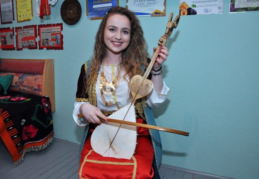 Violeta Krajišnik svira i pjeva uz gusle: Dokazala da gusle nisu isključivo muški instrument