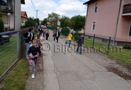 Djeca  gaze kroz  vodu i blato da bi došla do škole