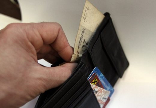 Vozač na cesti našao torbicu, uzeo novac pa zaradio optužnicu