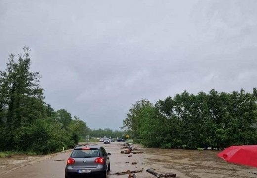 Voda na pojedinim dionicama potpuno obustavila saobraćaj