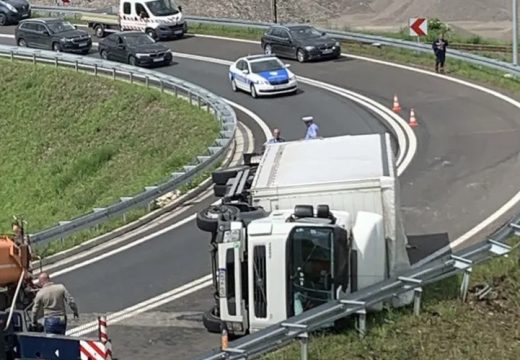 Prevrnuo sa kamion na izlazu sa auto-puta, saobraćaj preusmjeren