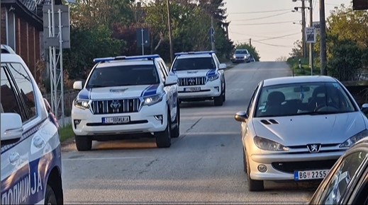 Kod Mladenovca ubijeno osmoro, ranjeno više od 10 osoba: Napadač opkoljen