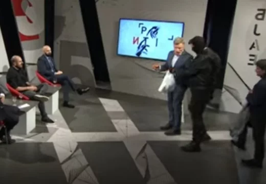 Voditelj BHRT-a ‘uhapšen’ na kraju emisije: Gosti u studiju ostali u šoku