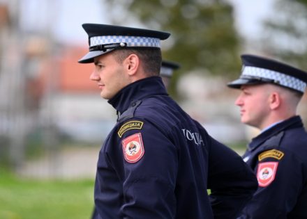 Haos u Modriči: Maloljetnik prijetio i pucao iz puške