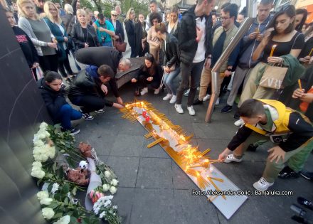 Banjalučani odali počast stradalima u beogradskoj školi (Foto/Video)