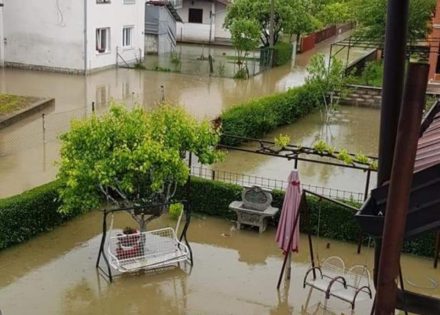 Prijedor: Voda ušla u kuće, mještanima ukazuju pomoć
