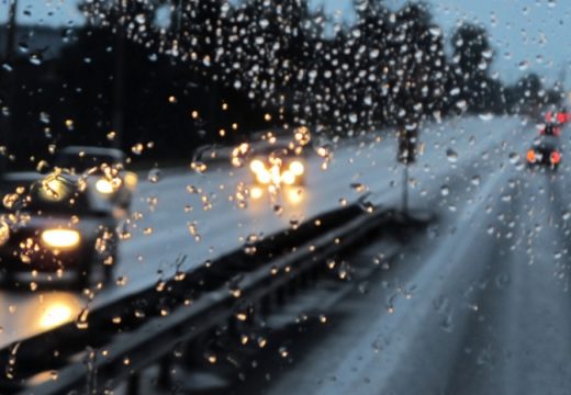 Zbog jake kiše, otežan je saobraćaj na većini putnih pravaca: Aktivirano i nekoliko klizišta