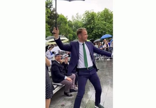 Stanivuković zaplesao na karnevalu (Video)