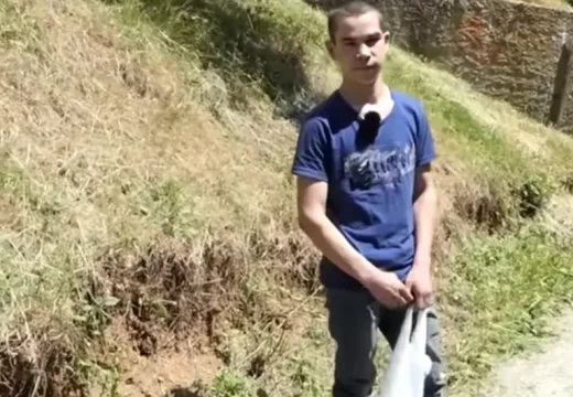 Tužna sudbina dječaka iz BiH: Bere zovu za 2 KM kako bi pomogao majci i sestri