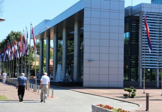 Oči 55.000 radnika uprte u Vladu