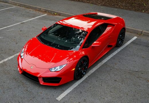 Žena iznajmila Lamborghini na sat vremena, a suprug ga zakucao u drvo